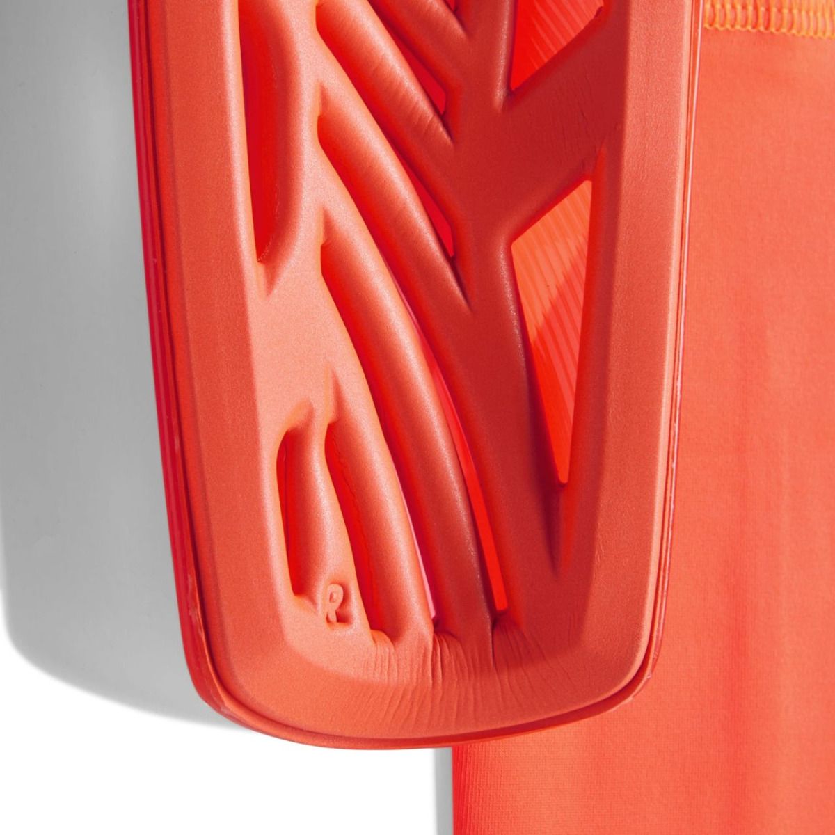 adidas Futbalové chrániče na holenie Tiro League IQ4041